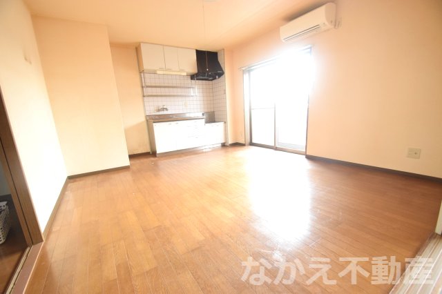 居室・リビング　こちらのリビングで趣味の時間をお楽しみください