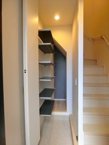 玄関　★大きな階段下収納★