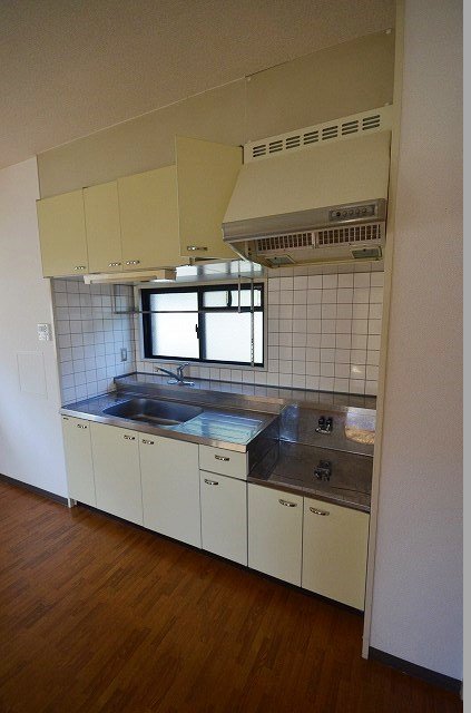 キッチン　別号室の写真です（間取り反転）