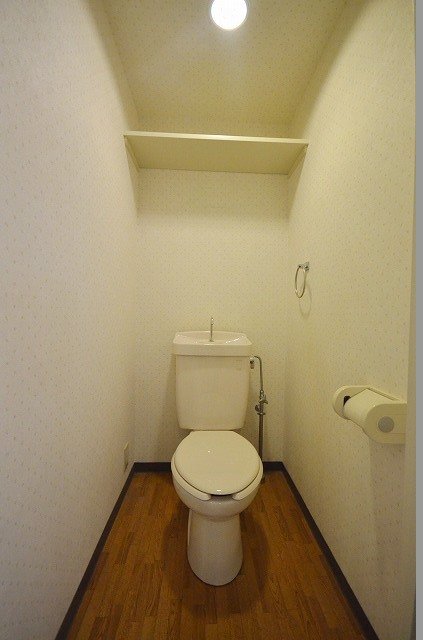 トイレ　別号室の写真です（間取り反転）