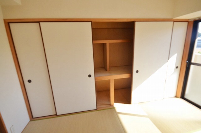 収納　別号室の写真です（間取り反転）