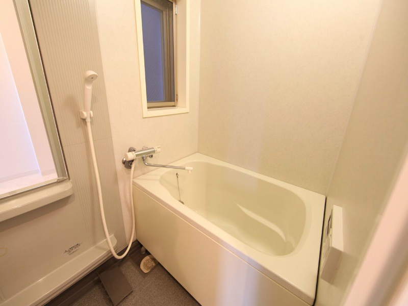 バス・シャワールーム　浴室暖房乾燥機付　追い焚き付お風呂　窓付（換気良好）