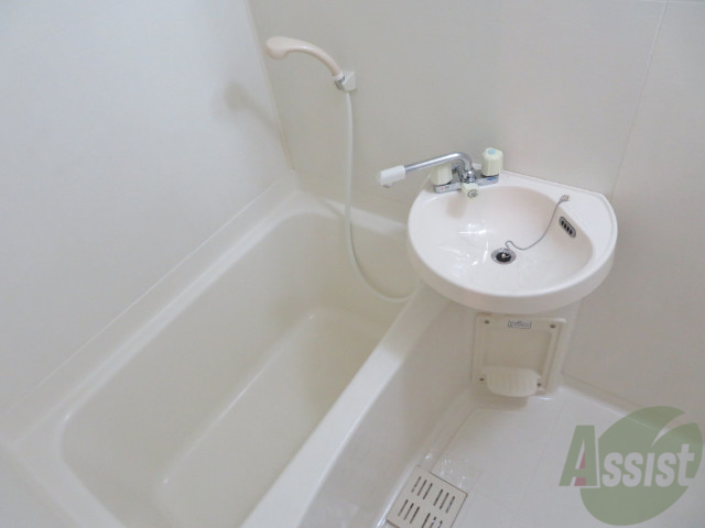 バス・シャワールーム　こちらはお風呂。一日の疲れをここで癒してください。