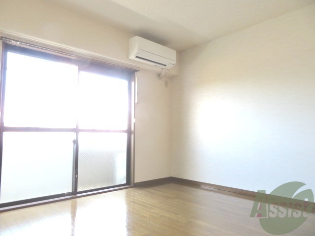 居室・リビング　リビングはこんな感じです。窓が大きくてよく陽が入ってきます。