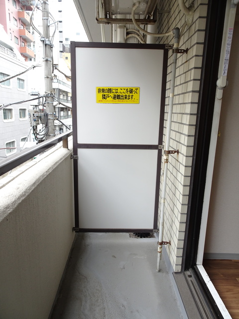 バルコニー　お天気のいい日は洗濯物も気持ちよく干せますね！