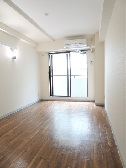 居室・リビング　明るい色合いのフローリングが優しい雰囲気の室内です☆