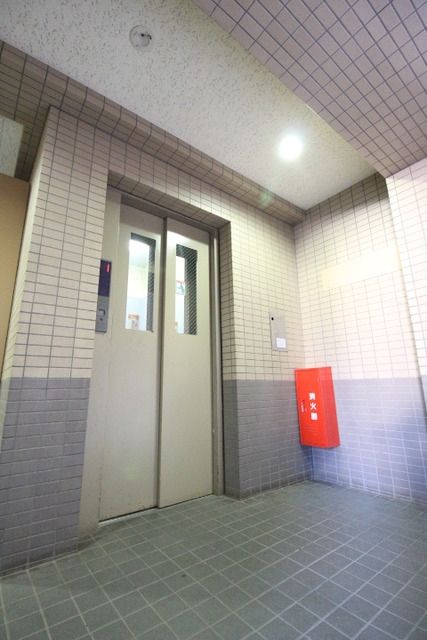 ロビー　エレベータ完備