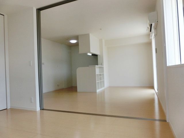 居室・リビング　フローリング張りの洋室からＬＤＫ