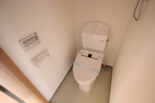 トイレ　同物件別号室のものです。