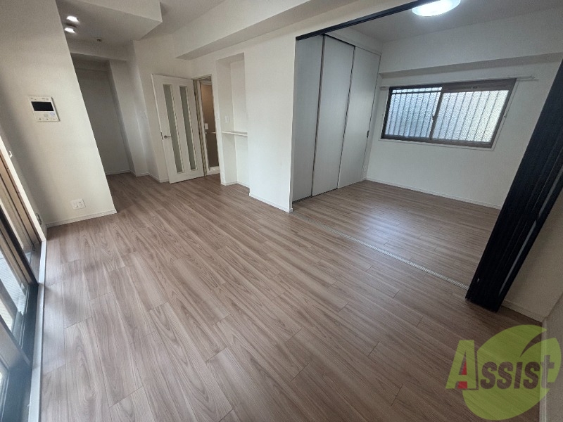 居室・リビング　白色のフローリングで明るいです