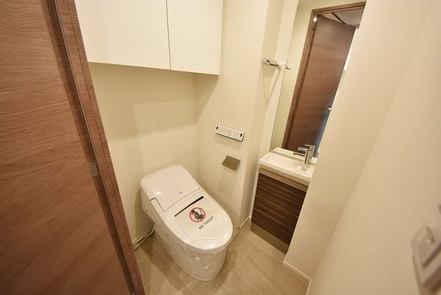 トイレ　落ち着いた色調のトイレです