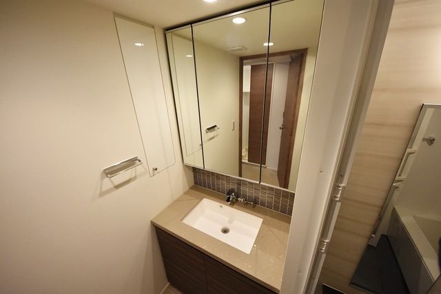 洗面設備　ゆったりとスペースのある洗面所