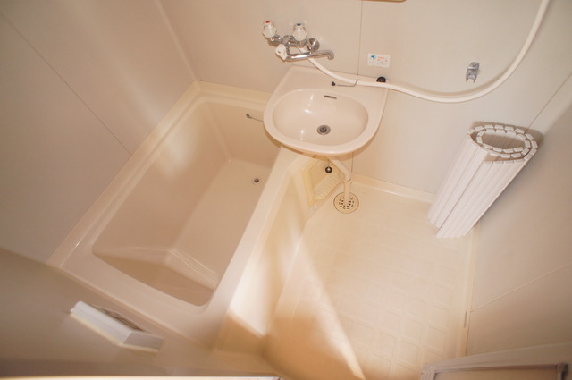 バス・シャワールーム　清潔感のある浴室で、１日の疲れを癒しリラックスできます。