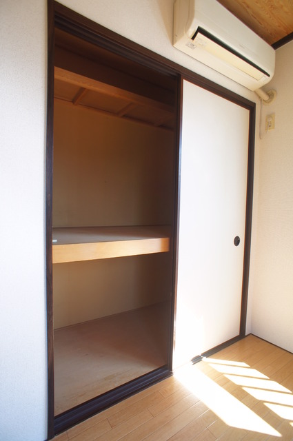 収納　昔ながらの押入タイプは奥行もあり収納力バッチリです♪