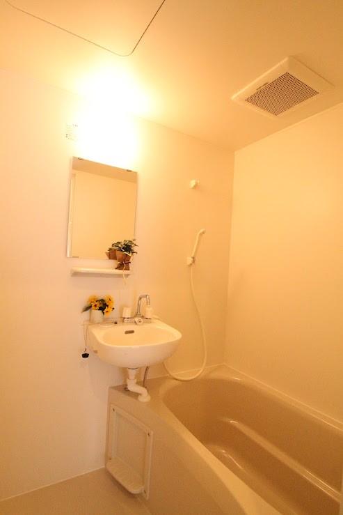 バス・シャワールーム　お風呂でゆっくりくつろげます。