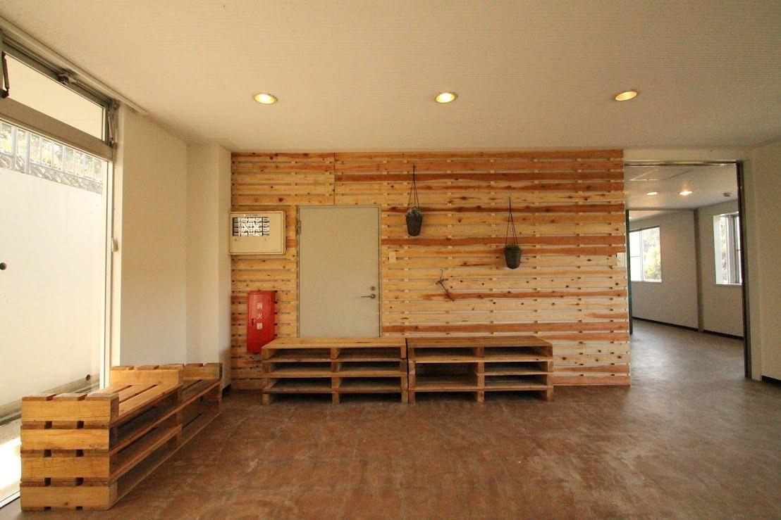 ロビー　ロビーにはパレット家具も