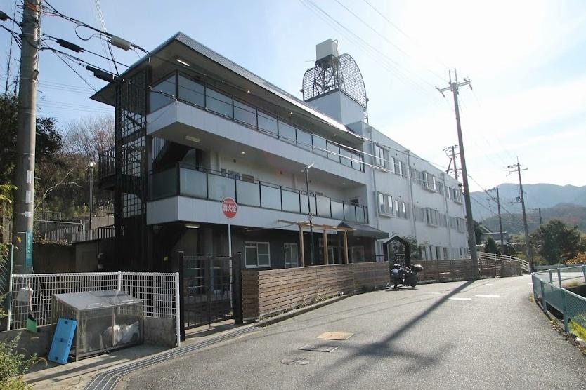 建物外観　緑が多く近くの川では、蛍も見れる閑静な住宅街