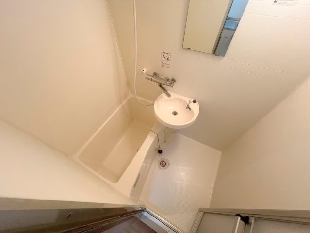 バス・シャワールーム　バスルームはトイレと別々で、広々としていますよ。