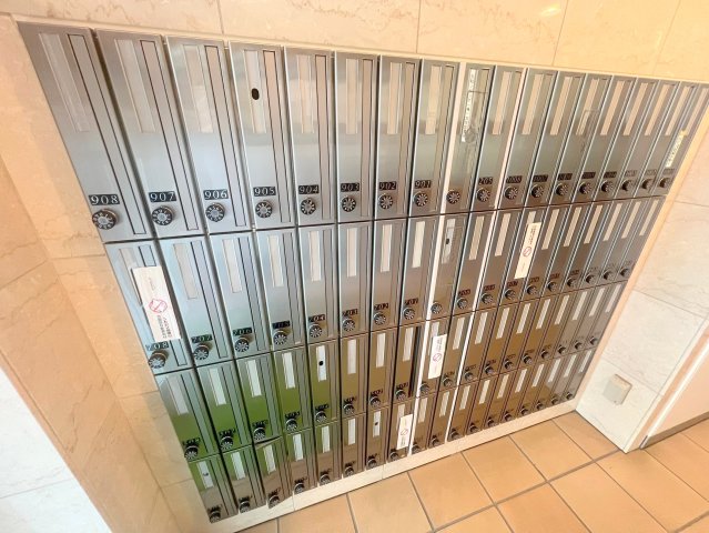 ロビー　ロビーにある各部屋毎のメールボックス。