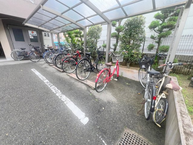 駐車場　敷地内には入居者専用の駐輪スペースもあります。