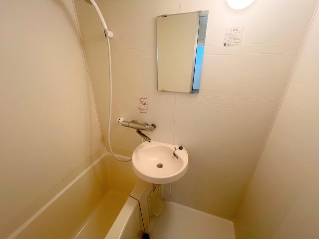 洗面設備　洗面台はバスルーム内です。
