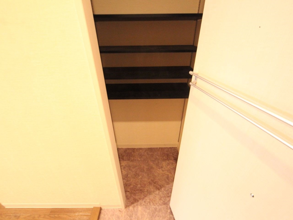 玄関　玄関　シューズボックス付（収納充実してます）