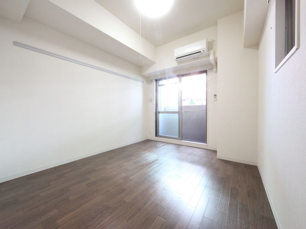 バルコニー　洋室8.6帖　エアコン完備　2面採光　バルコニー