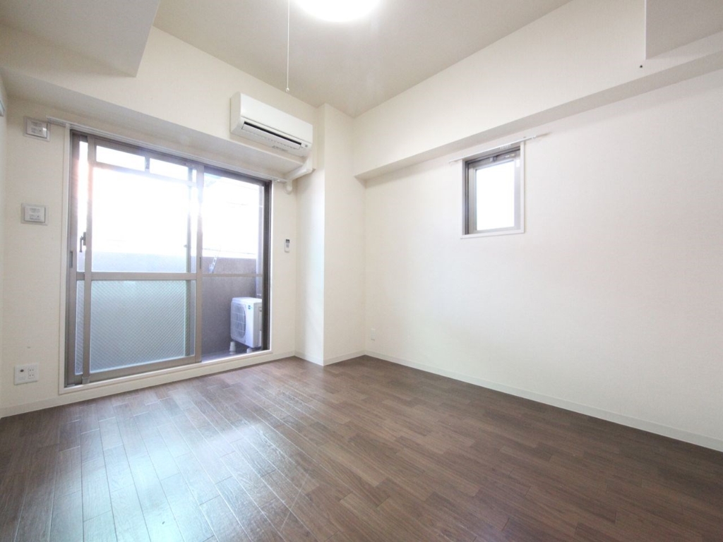 居室・リビング　洋室8.6帖　エアコン完備　2面採光　バルコニー