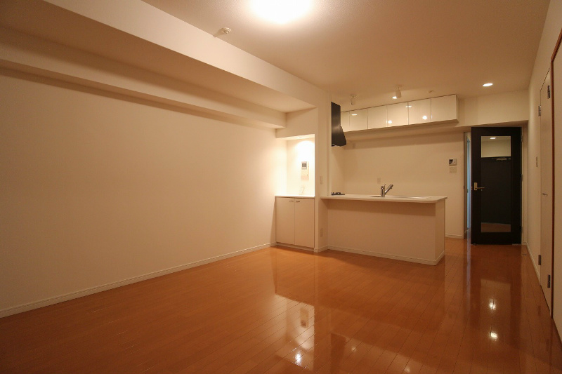 居室・リビング　広さも形も納得です。分譲仕様の内装をご覧ください。