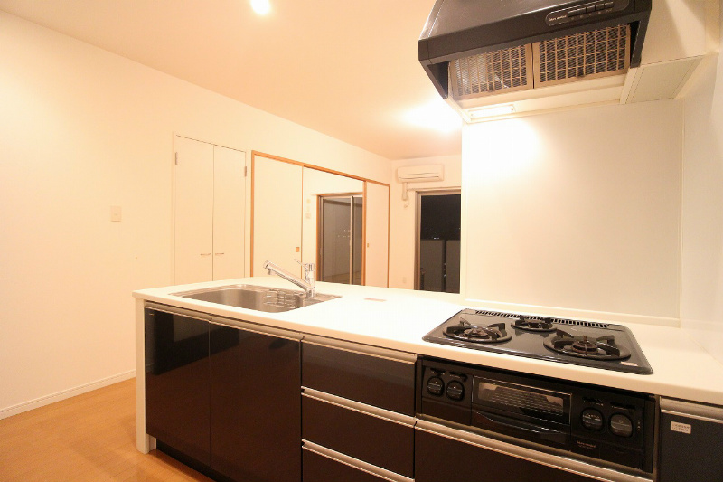 キッチン　人気のカウンターキッチンです。収納の吊り棚があります。