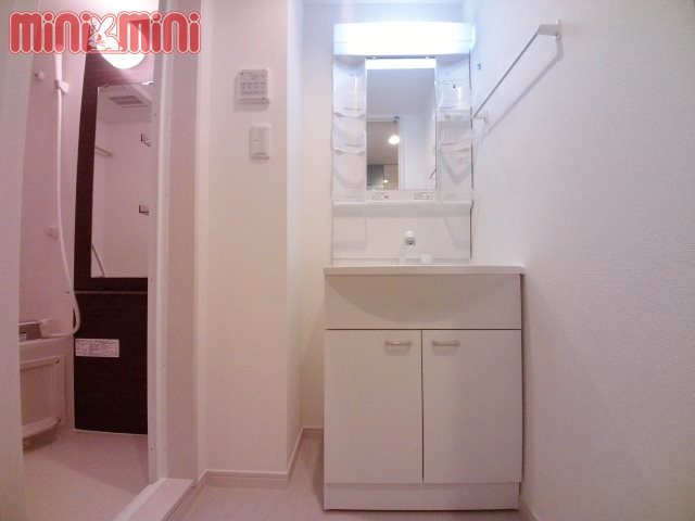 洗面設備　シャンプードレッサー付きの洗面台