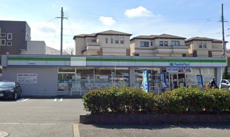 コンビニ　ファミリーマート豊中緑丘店（コンビニ）まで823m