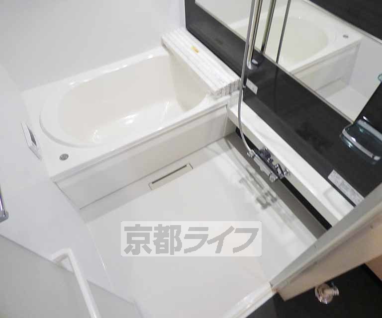 バス・シャワールーム　清潔感のあるお風呂