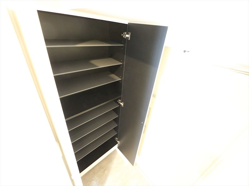 玄関　玄関　シューズボックス付（収納充実してます）