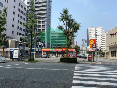 コンビニ　デイリーヤマザキ博多駅東店（コンビニ）まで242m