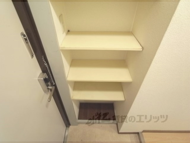 収納　扉はないですが下駄箱です