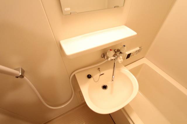 洗面設備　鏡付き洗面所です。