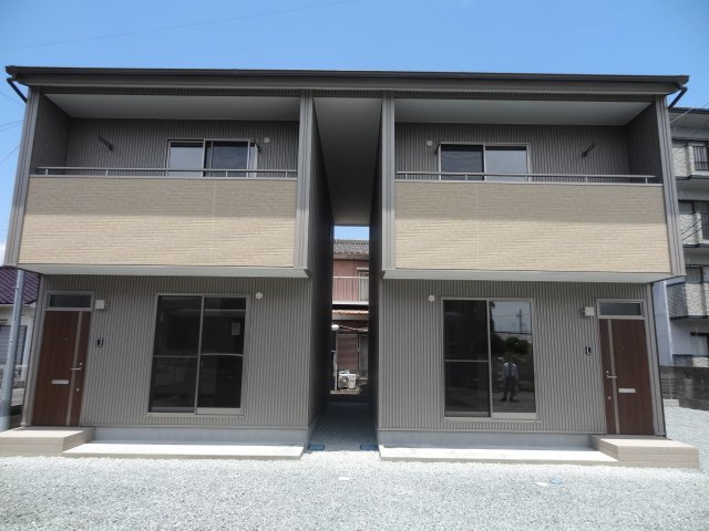 建物外観　屋根だけ繋がっているけど、ほぼ戸建と変わりません…！