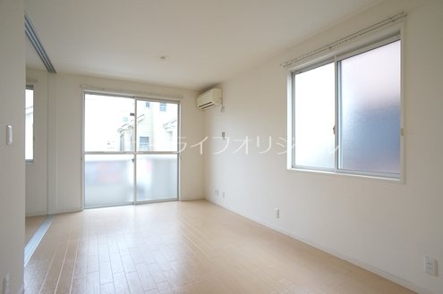 居室・リビング　角部屋につき2面採光で明るい居室です☆