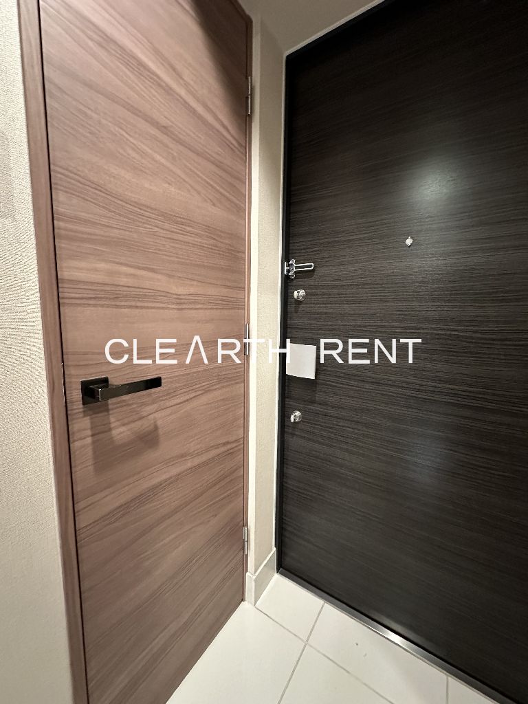 玄関　☆玄関には帰宅時に嬉しい人感センサー付き照明☆