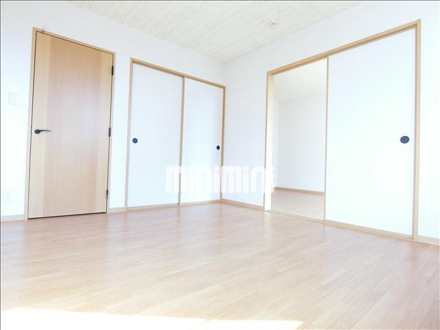 居室・リビング　洋室は南向きで日が差しますよ。