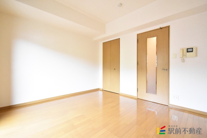 居室・リビング　同建物、別部屋