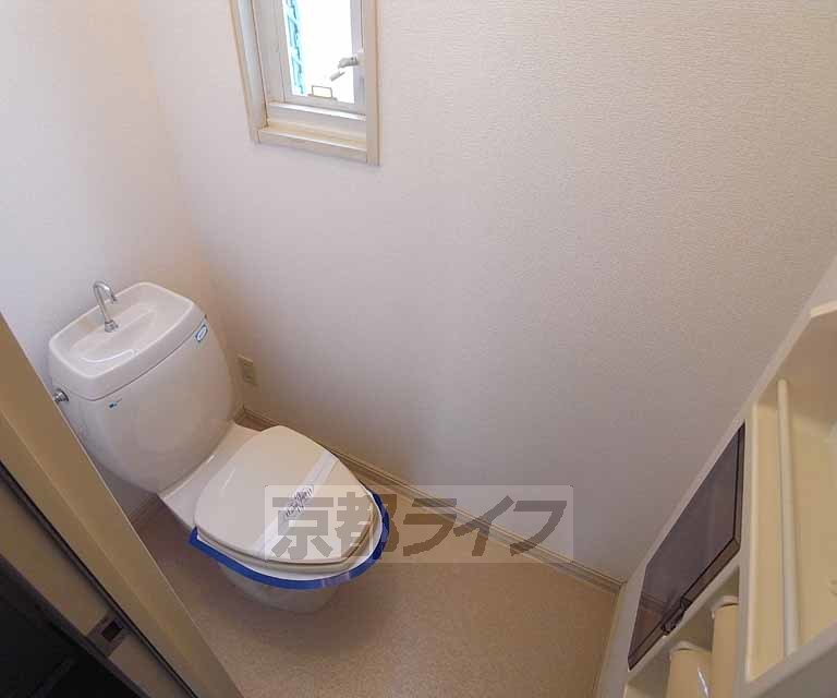 トイレ　窓が付いていて落ち着くトイレです