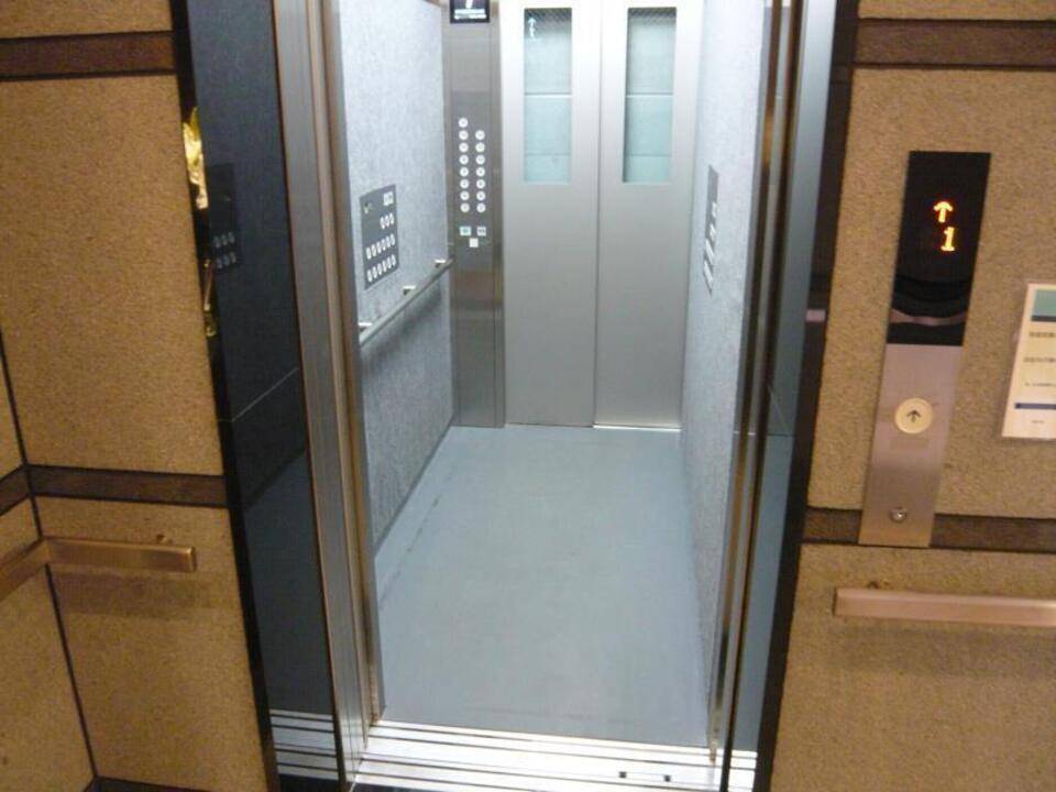 エントランス　エレベーター