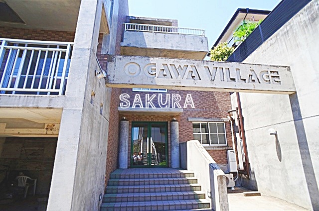 エントランス　重厚感のある建物デザイン♪