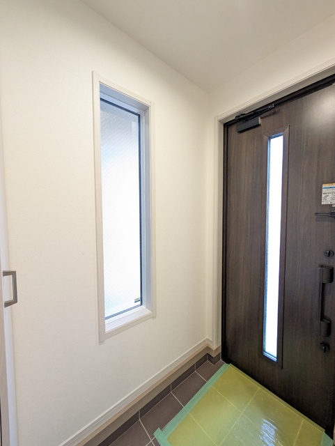 玄関　窓から光が差し込む玄関