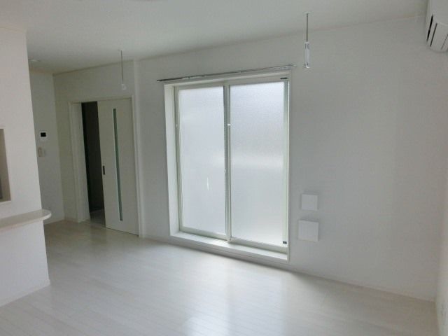 居室・リビング　フローリング張りで明るいＬＤＫです。