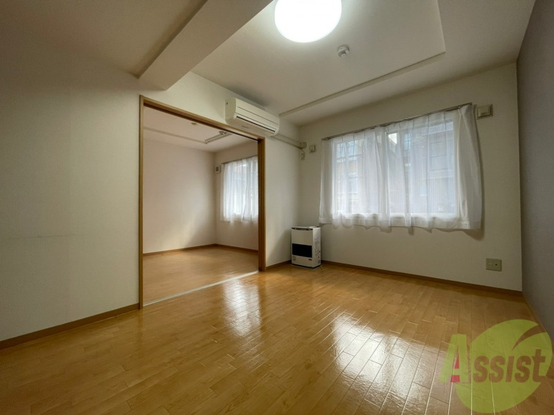 居室・リビング　フローリングと壁のカラーが明るい雰囲気ですね！