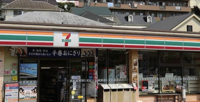 コンビニ　セブン-イレブン 川崎犬蔵２丁目店（コンビニ）まで605m