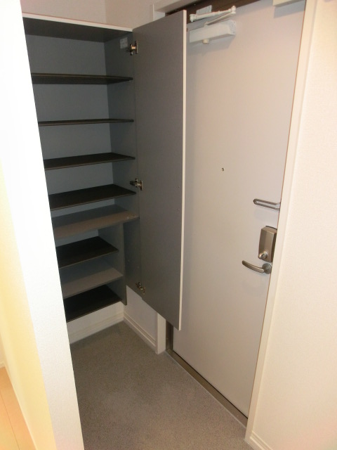 玄関　メゾンソレイユ　玄関